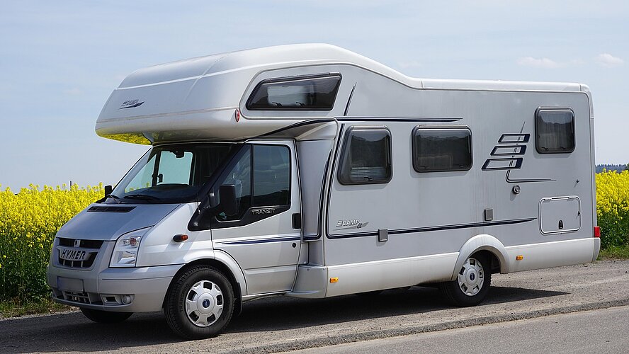 Foto eines grauen Campingwagens