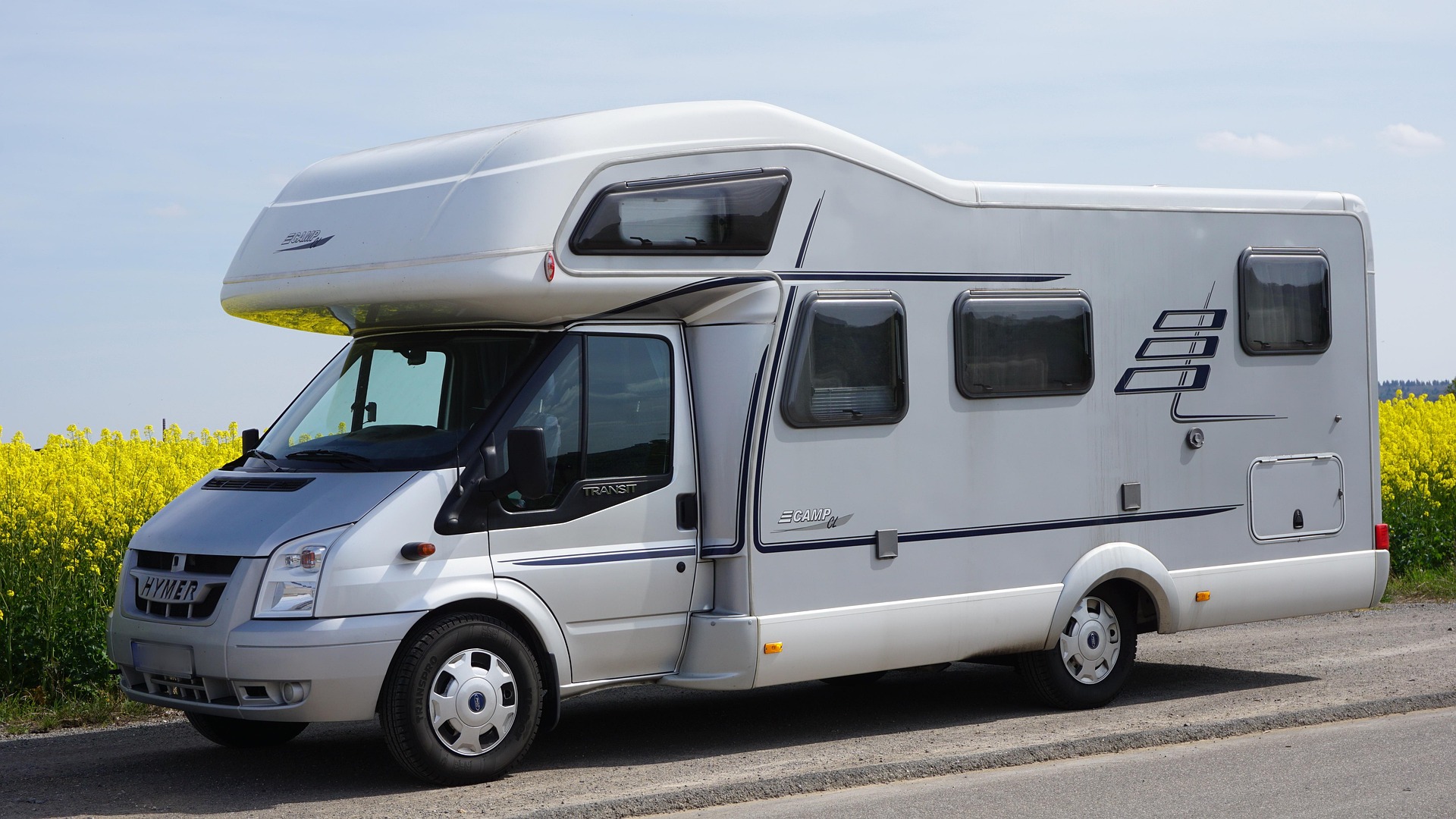 Foto eines grauen Campingwagens